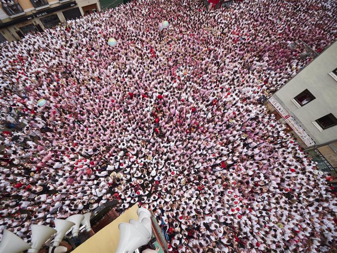 Archivo - Momentos previos al chupinazo de los Sanfermines 2023, en la plaza del Ayuntamiento, a 6 de julio de 2023, en Pamplona, Navarra (España).