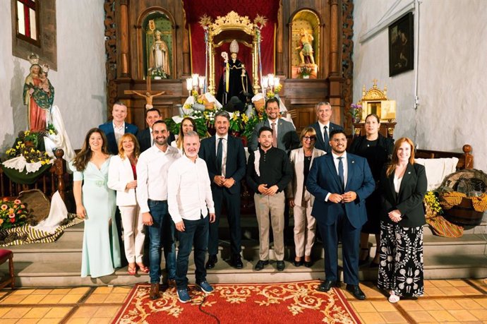 Foto de familia con motivo de la lectura del pregón de las fiestas de San Benito Abad, a cargo del cantador Iván Quintana