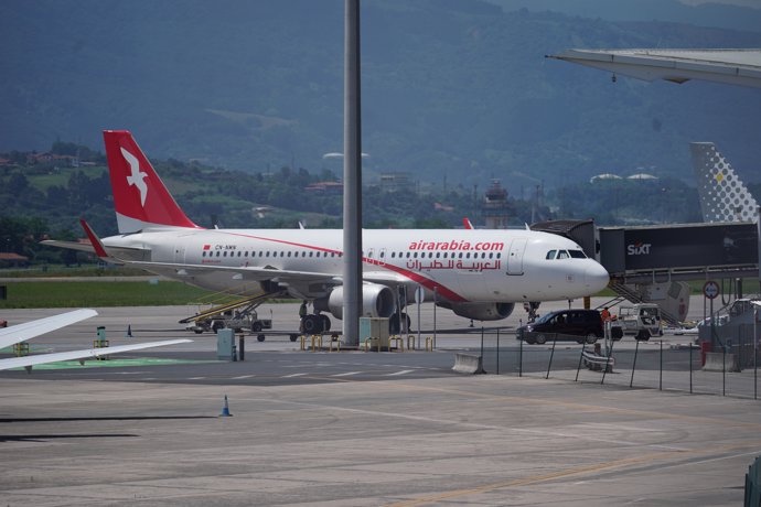 Avión en el que iba a ser devuelto a Marruecos el joven saharaui que estaba retenido en el aeropuerto de Loiu