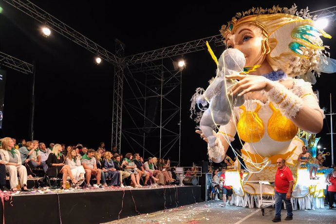 Desfile de carrozas de la 75ª edición del Coso Blanco de Castro