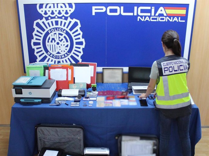 La Policía Nacional detiene a un hombre por falsificar documentos para obtener la nacionalidad española de ciudadanos cubanos