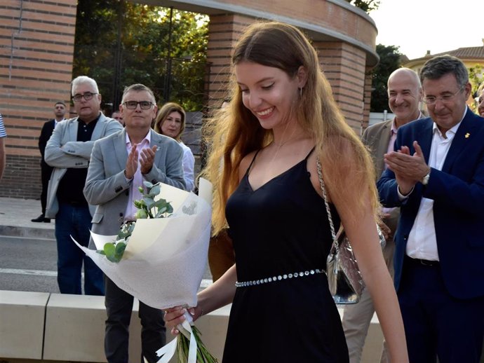 Carmen Thyssen recibe el 'Ramo de la Giganta' en el acto previo a la inauguración de la exposición 'Entre Obres' en Sant Feliu de Guíxols, Girona, a 5 de julio de 2024.