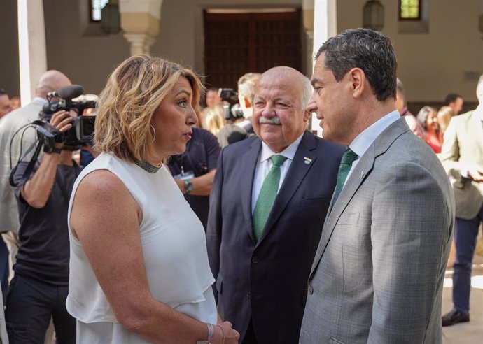 La expresidenta Susana Díaz, y su sucesor, Juanma Moreno, en presencia del presidente del Parlamento, Jesús Aguirre , en una imagen de 5 de julio. 