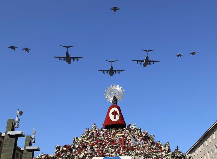 Archivo - Aviones del Ala 15 y 31 vuelan por encima de la Virgen del Pilar durante la tradicional ofrenda de flores en el día de su festividad, a 12 de octubre de 2022, en Zaragoza, Aragón (España). 