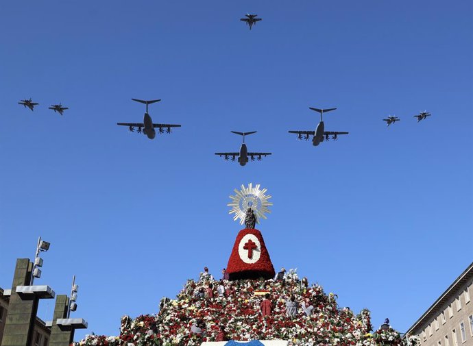 Archivo - Aviones del Ala 15 y 31 vuelan por encima de la Virgen del Pilar durante la tradicional ofrenda de flores en el día de su festividad, a 12 de octubre de 2022, en Zaragoza, Aragón (España). Este año la ofrenda celebra su 63ª edición y se suman 11