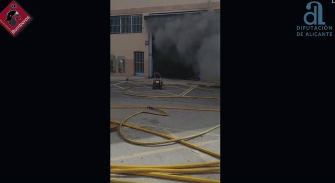 Incendio de una nave industrial en Elche (Alicante)