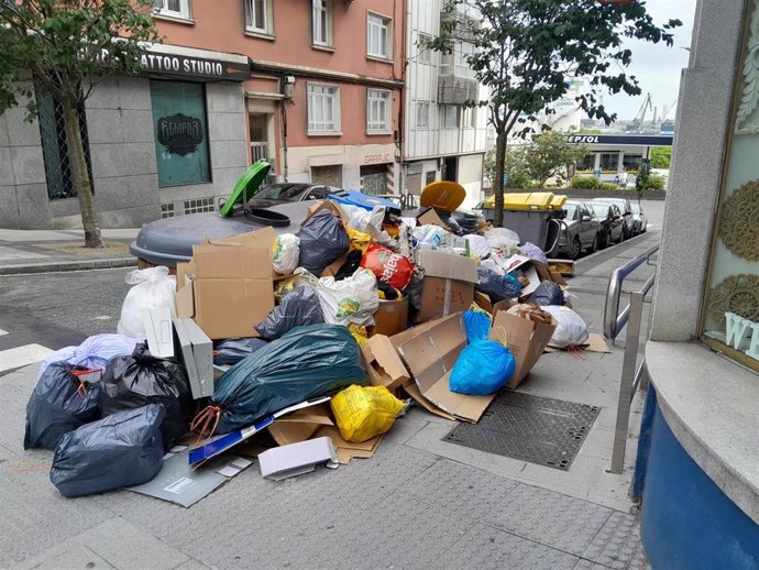 A Coruña rexistra unha nova xornada con lixo acumulado en colectores e ao seu ao redor