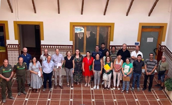 La secretaria autonómica de Energía, Sostenibilidad y Acción Climática, María Cruz Ferreira, junto a la alcaldesa de Jumilla, Severa González, y todos los integrantes de la Junta Rectora del Parque Regional Sierra de El Carche.