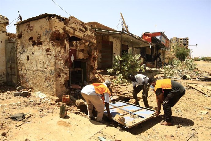 Archivo - Voluntarios reconstruyen una vivienda en Omdurman en medio de la guerra de Sudán 