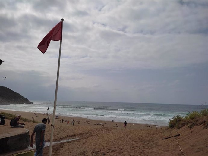 Archivo - Bandera roja en una playa de Bizkaia.