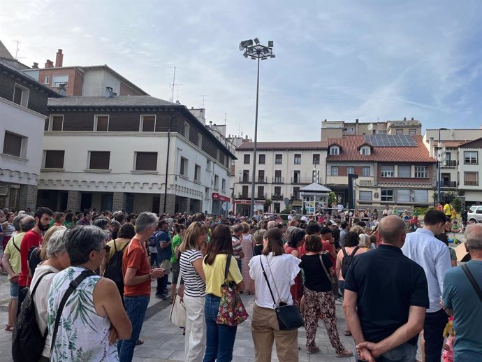 Concentración en Sabiñánigo para protestar por la situación de la educación.