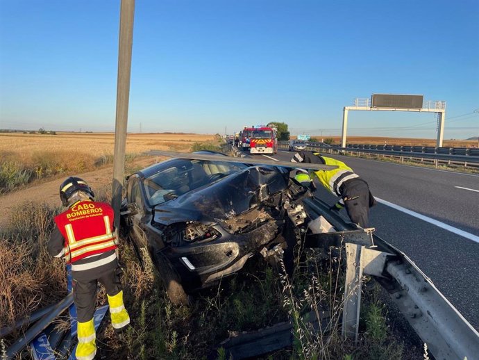 Los Bomberos de la Diputación de Valladolid intervienen en un accidente en la A-62 en Tordesillas (Valladolid), que ha dejado dos heridos, una trasladada al hospital.