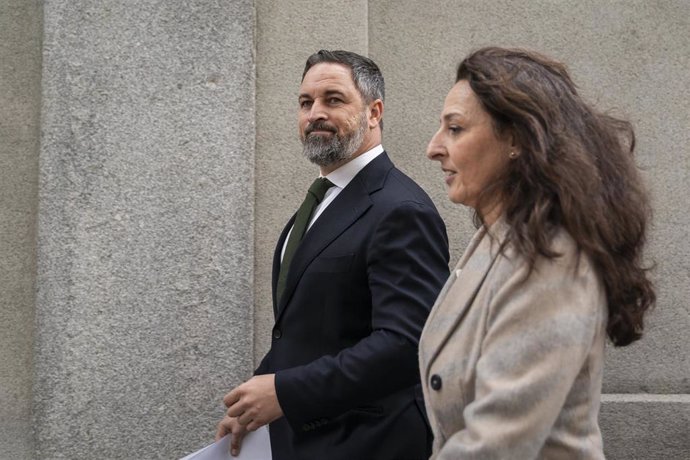 Archivo - El líder de Vox, Santiago Abascal, y la responsable jurídica de la formación, Marta Castro, a su llegada al Tribunal Supremo para presentar una querella junto a sus diputados, a 14 de noviembre de 2023, en Madrid (España). 