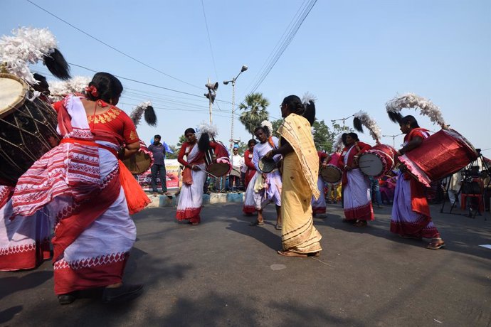 Archivo - November 22, 2022, Kolkata, India: Cultural dance during an assembly of dalit, adivasi and folk artists of the Paschimbanga Samajik Nyay Mancha, Paschimbanga Adivasi Adhikar Mancha and Paschimbanga Adivasi & Loko Shilpi Sangha demanding 27 vario