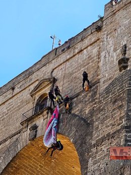 El CPB hace un simulacro del rescate de un parapentista en el Puente Nuevo de Ronda a 80 metros de altura