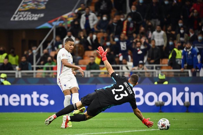 Archivo - 10 October 2021, Italy, Milan: France's Kylian Mbappe (L) scores his side's second goal during the UEFA Nations League final soccer match between Spain and France at San Siro Stadium. Photo: Massimo Paolone/LaPresse via ZUMA Press/dpa