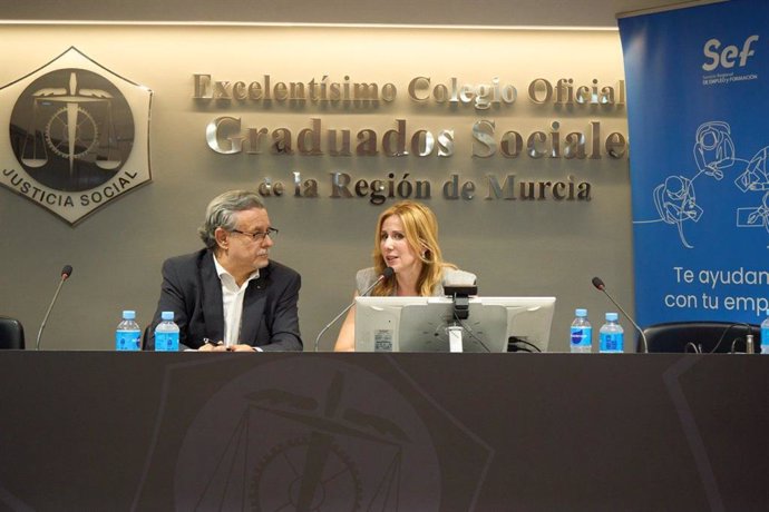 La directora general del SEF, Marisa López Aragón, junto con el presidente del Colegio Oficial de Graduados Sociales de la Región de Murcia, Alfonso Hernández, durante el transcurso de la jornada informativa.