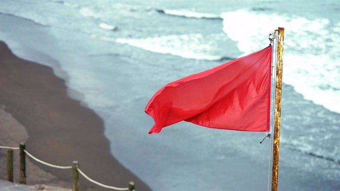 Archivo - Bandera roja en una playa 