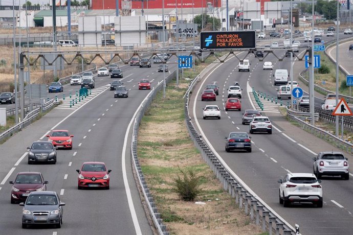 Varios coches circulan en una autovía. 