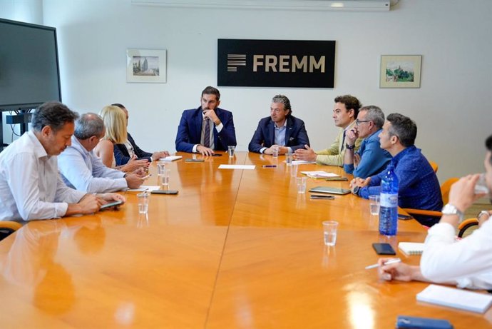 Reunión mantenida por el vicepresidente y consejero de Interior, Emergencias y Ordenación del Territorio, José Ángel Antelo, y representantes de la Asociación Empresarial de Energías Renovables y Ahorro Energético de Murcia