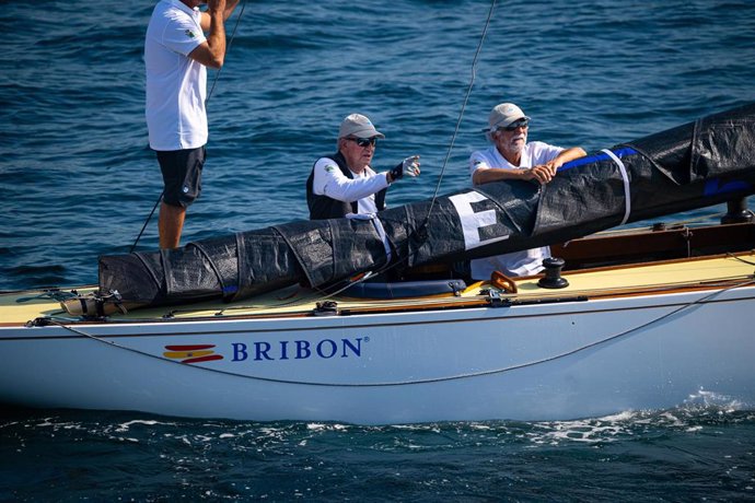 Archivo - El rey Juan Carlos navega en el Bribón durante la octava regata del Rey Juan Carlos I, en la ría de Pontevedra, a 1 de octubre de 2023, en Pontevedra, Galicia (España).