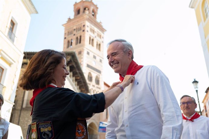 La alcaldesa de Teruel, Emma Buj, coloca el pañuelo rojo al presidente del Gobierno de Aragón, Jorge Azcón, en las Fiestas de La Vaquilla.