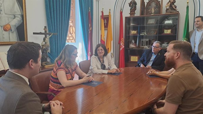 Las presidentas de la Universidad Católica de Murcia y de la Asociación de Jóvenes Empresarios de la Región, María Dolores García y Almudena Abellán, firmando el acuerdo