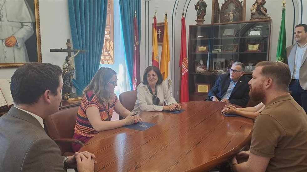 Las presidentas de la Universidad Católica de Murcia y de la Asociación de Jóvenes Empresarios de la Región, María Dolores García y Almudena Abellán, firmando el acuerdo