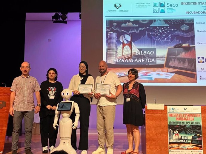 La alumna Yousra Saidi del IES Joan Fuster de Sueca, premiada en la fase nacional de un concurso de estadística