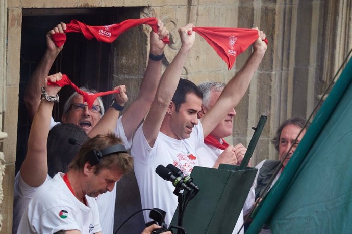 Aritz Ibáñez, director de Duguna, en el lanzamiento del chupinazo de los Sanfermines de 2024.