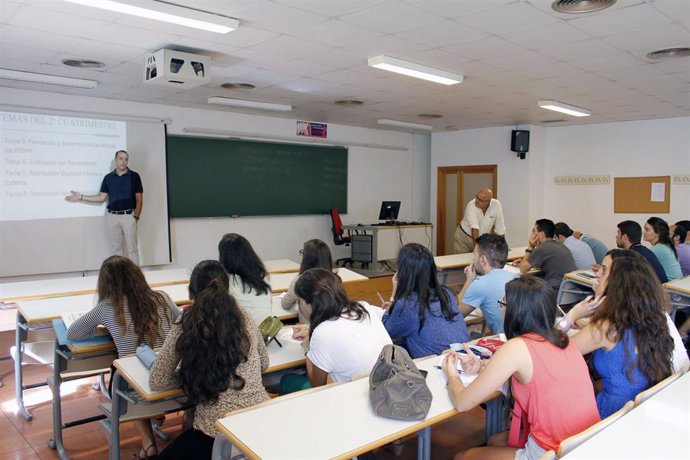 Archivo - Clases en la Universidad Pablo de Olavide de Sevilla.