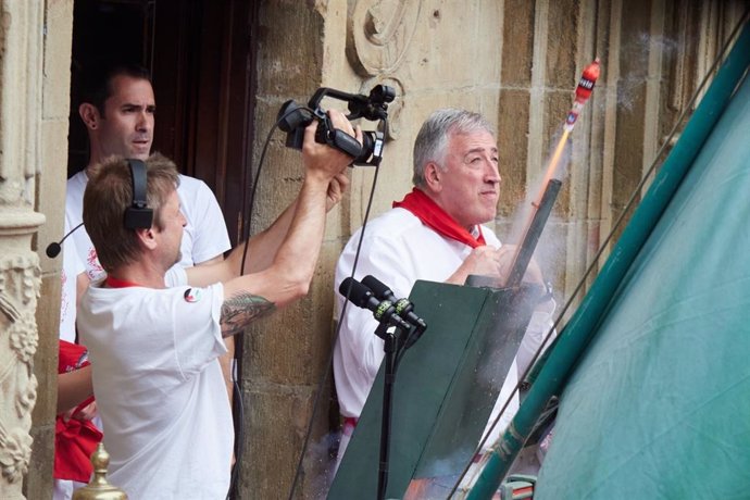 El alcalde de Pamplona, Joseba Asiron, en el momento del lanzamiento del chupinazo de Sanfermines de 2024.