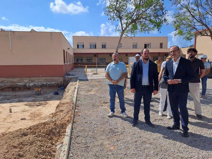 El consejero Víctor Marín, durante su visita a las obras de ampliación del CEIP Petra Sánchez de Los Alcázares el pasado mes de junio.