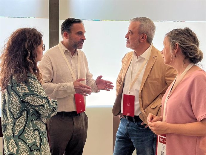 El alcalde de Barcelona, Jaume Collboni, junto al portavoz del PSOE en el Ayuntamiento de Málaga, en un encuentro en la capital catalana, a 6 de julio de 2024