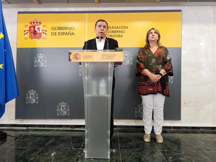 El ministro de Agricultura, Pesca y Alimentación, Luis Planas, junto a la subdelegada del Gobierno en Córdoba, Ana López, en una rueda de prensa.