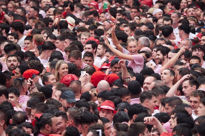 Decenas de personas celebran el comienzo de las fiestas de San Fermín durante el chupinazo, a 6 de julio de 2024.celebraciones continuarán hasta el 14 de julio.