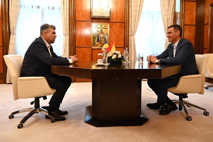 El presidente del Gobierno, Pedro Sánchez, ha mantenido hoy un encuentro con el primer ministro de la República de Rumanía, Marcel Ciolacu, en el Palacio Victoria, en Bucarest.