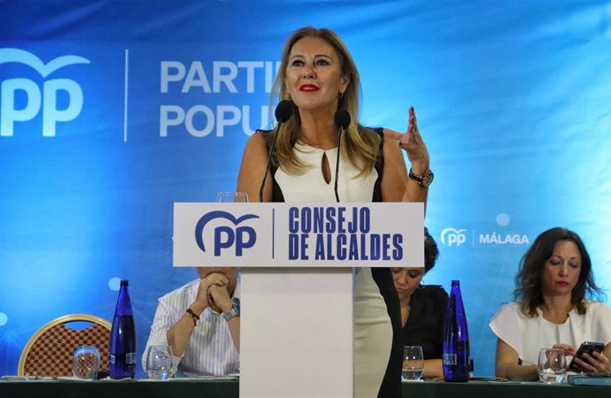 La presidenta del Comité Electoral del PP de Málaga y consejera de Economía, Hacienda y Fondos Europeos, Carolina España, interviene en el Consejo de Alcaldes de la formación 'popular'