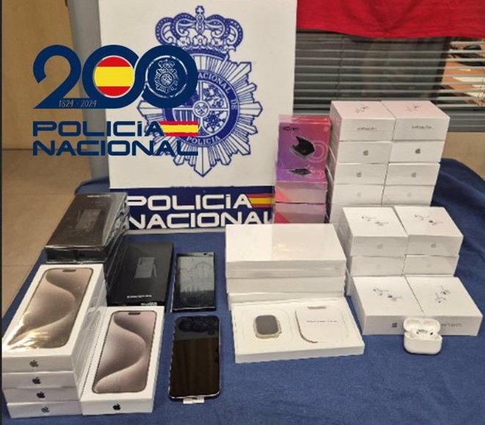 La Policía Nacional se incauta de moviles de alta gama falsos que podrían ir dirigidos a la venta en Sanfermines.