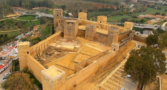 Archivo - El castillo de Alcalá de Guadaíra domina el recorrido de la carrera