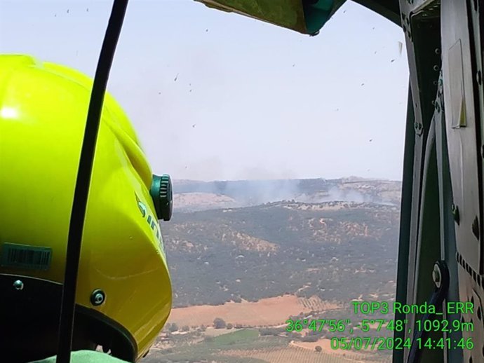 Imagen del Infoca durante los trabajos para sofocar un incendio foretal en Ronda