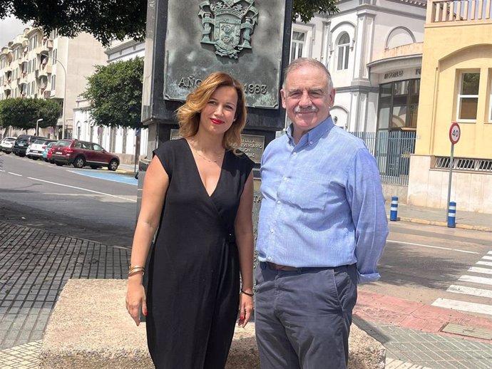 Los senadores del PP por Melilla Fernando Gutiérrez Díaz de Otazu e Isabel Moreno, ante el monolito de la Constitución en Melilla.