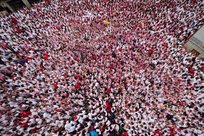 Miles de personas celebran el comienzo de las fiestas de San Fermín durante el chupinazo, a 6 de julio de 2024, en Pamplona, Navarra (España).