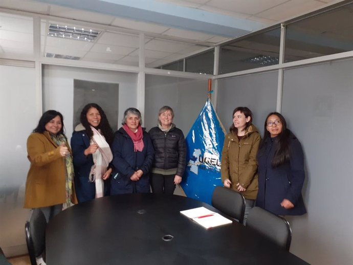 Natàlia Riera, cuarta desde la izquierda, ha visitado seis proyectos en Perú