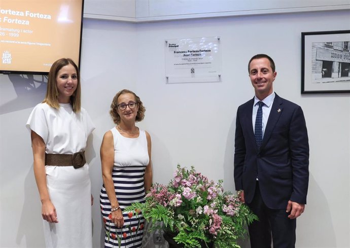 El Consell instala una placa en el Teatro Principal en recuerdo de Xesc Forteza