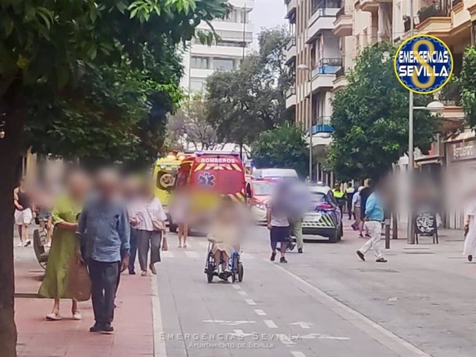 Intervención de los servicios de emergencias este sábado en la calle Asunción.