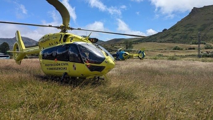 Helicóptero que ha participado en el rescate de un escalador herido tras una caída en Peña del Prado, en Cubillas de Arbas (León).