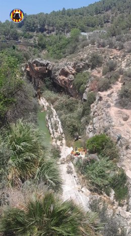 Rescatan a un joven accidentado tras una caída en una zona de baño en Bolbaite (Valencia)