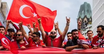 La Policía alemana para la marcha de aficionados turcos en Berlín por usar el gesto de los Lobos Grises