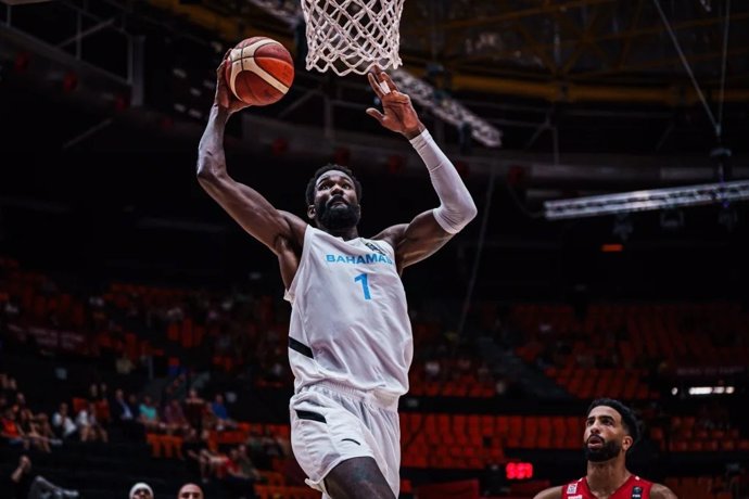 El jugador de Bahamas Deandre Ayton en una acción del partido entre Bahamas y Líbano, de semifinales del Preolímpico de baloncesto masculino de Valencia, disputado en el Pabellón Fuente de San Luis